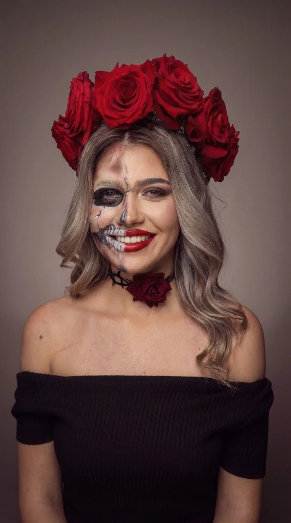 Machiaj de Halloween artistic, look sugar skull cu coroniță de trandafiri roșii, de Pucca Diana în Bacău